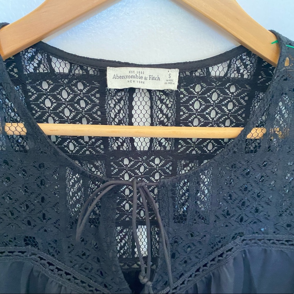 Abercrombie & Fitch Crochet Top Blouse - Picture 4 of 6